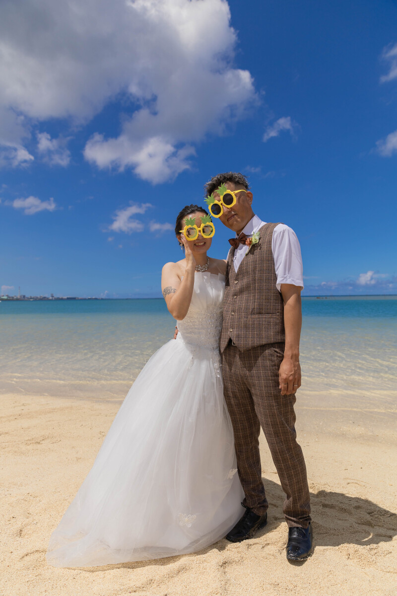 パインメガネでポップなビーチフォト