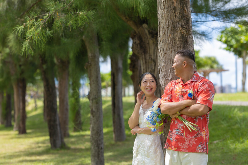 木陰で交わすやわらかな笑顔