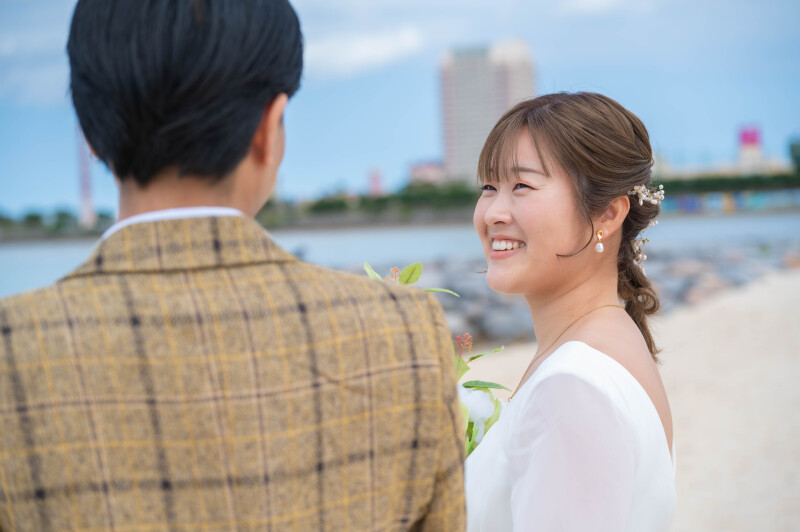 見つめ合う横顔に、想いが滲む