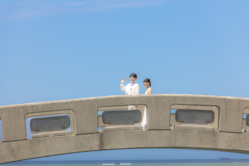 橋の上から手を振って