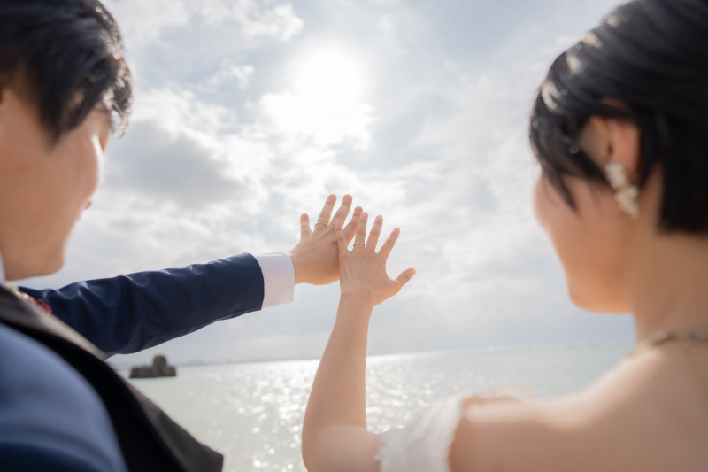 指輪を太陽にかざす象徴的なカット