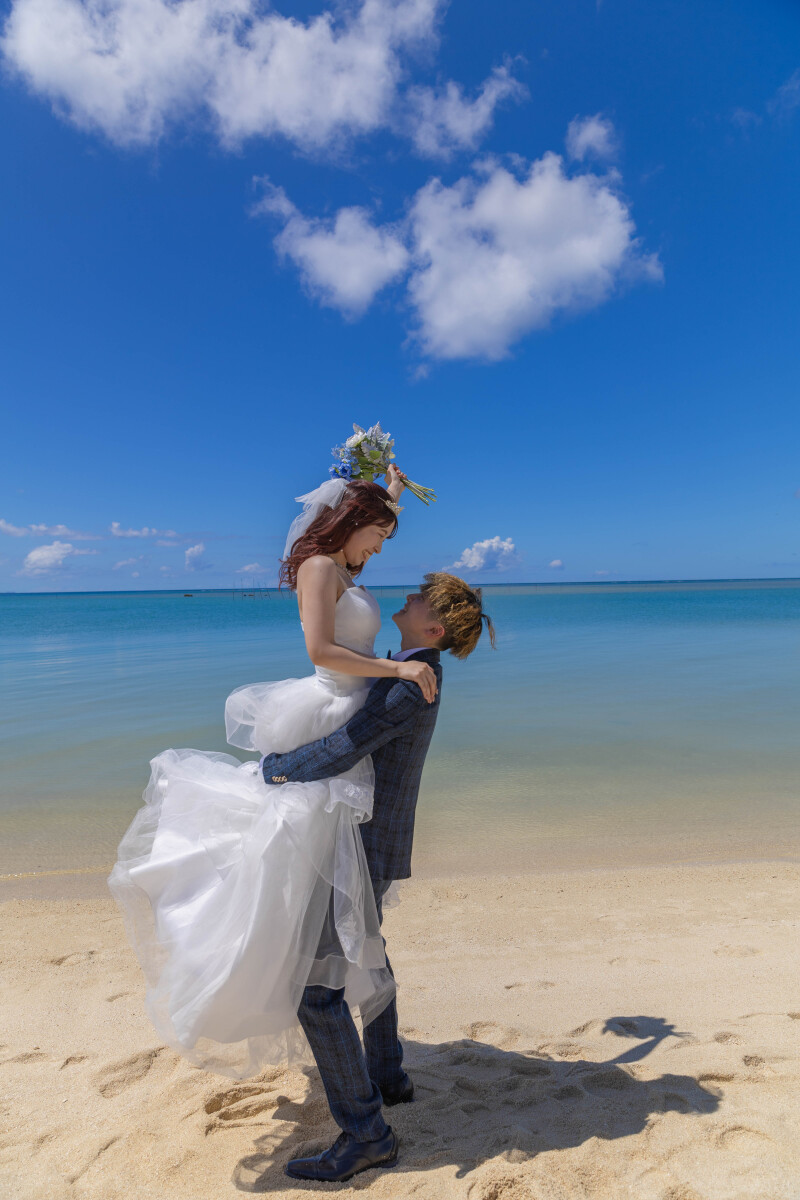 リフトで見つめ合う幸せシーン