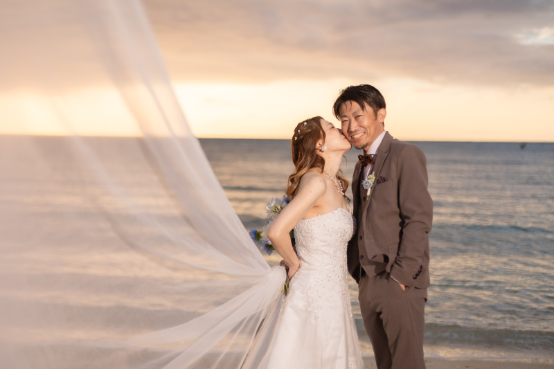 祝福のキスと輝く夕陽