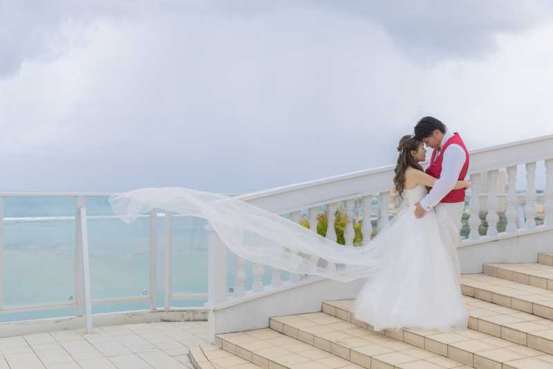 階段で寄り添うドラマチックショット