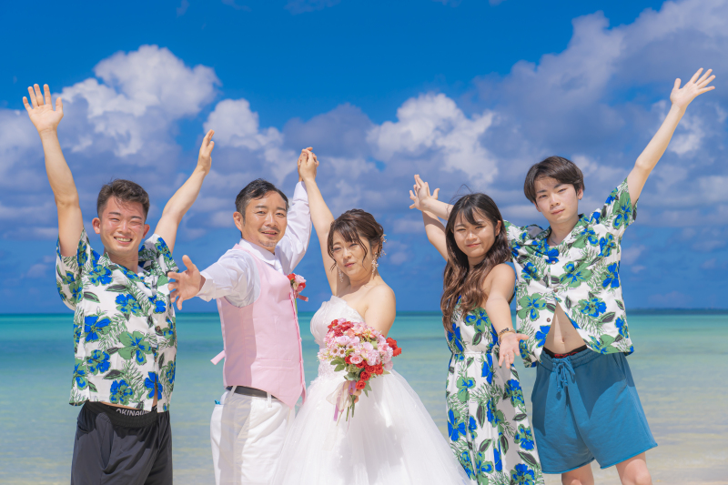 沖縄ウェディングフォト 北谷店_家族・友人を撮影に呼べる
