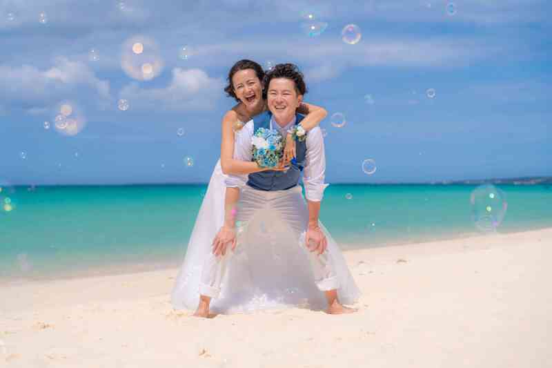 二人だけのビーチ挙式はおふたりだけの空間で愛を誓う