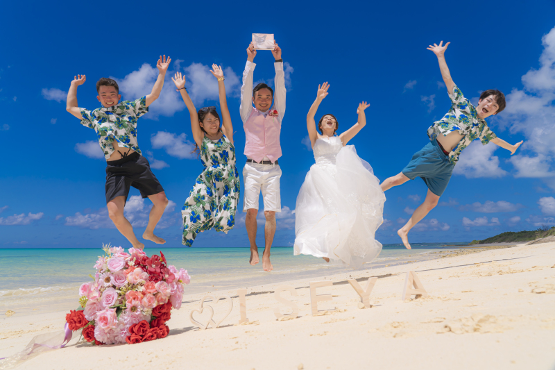 沖縄ウェディングフォト 北谷店_家族・友人を撮影に呼べる