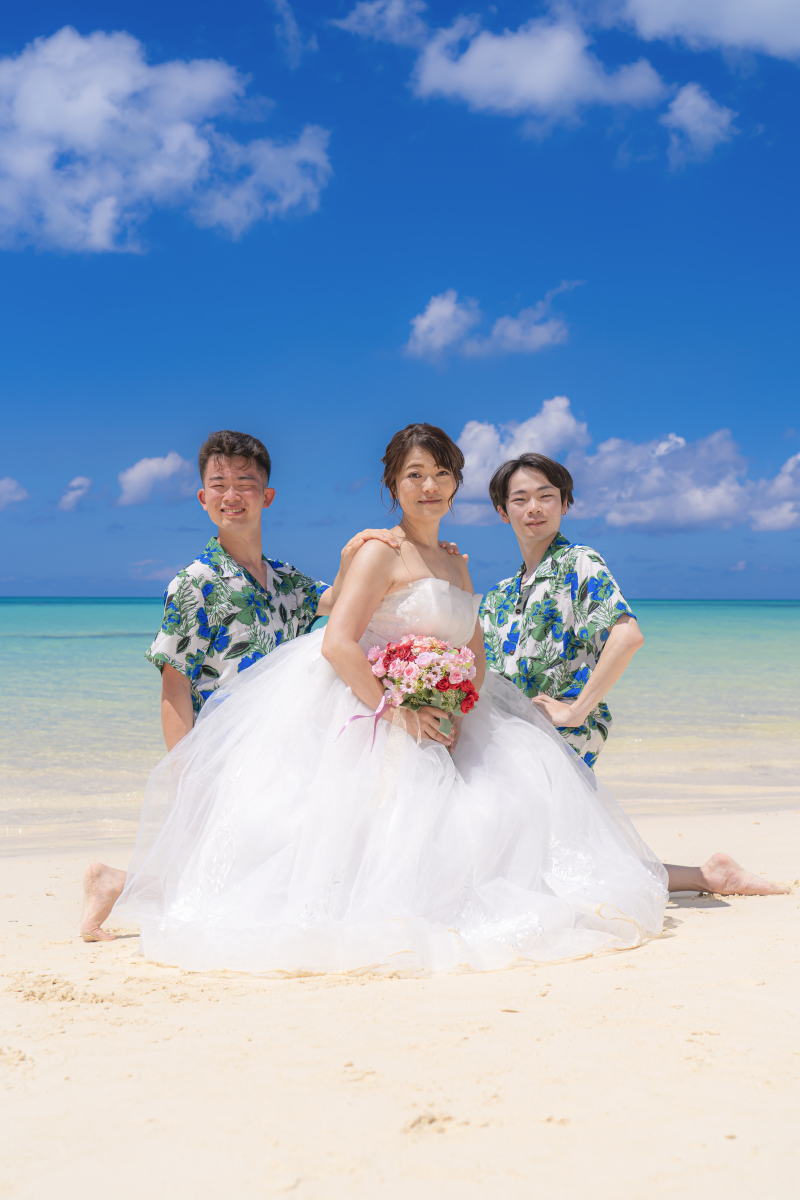 沖縄ウェディングフォト 北谷店_家族・友人を撮影に呼べる