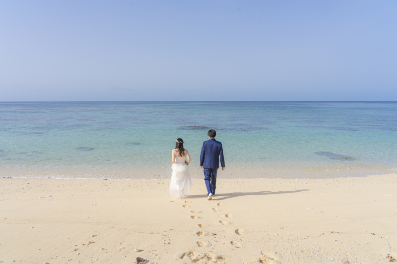 青い海、青い空でお二人の大切な思い出を一生懸命撮影致します。