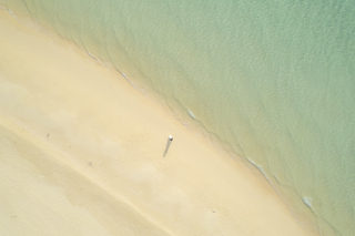 ドローン撮影で大迫力な青い海と一緒に！