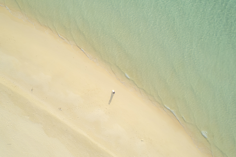 ドローン撮影で大迫力な青い海と一緒に！