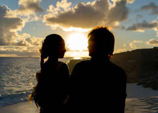 水平線に沈むサンセットとともに