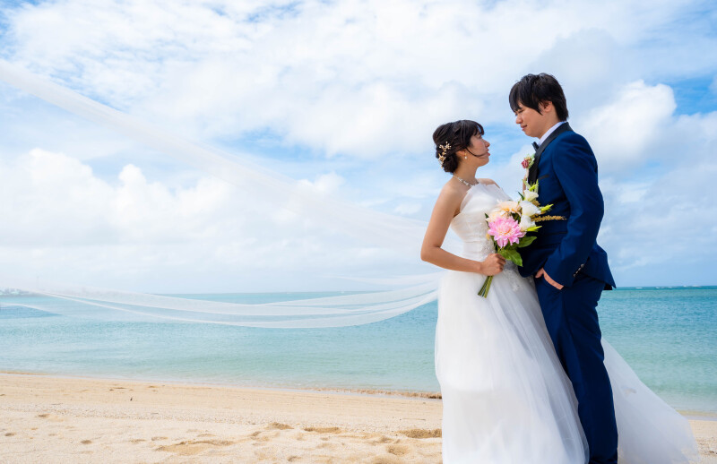 28【アルバム付き2ロケーションフォトプラン【ビーチ+1ロケーション】200カット&基本セット込みドレス&プロヘアメイク付おとく