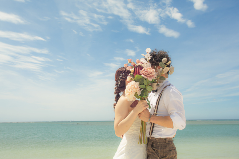 29【アルバム付き2ロケーションプランビーチフォト+ドローン撮影、】200カット納品、基本セット込み,ドレス&プロヘアメイク付!