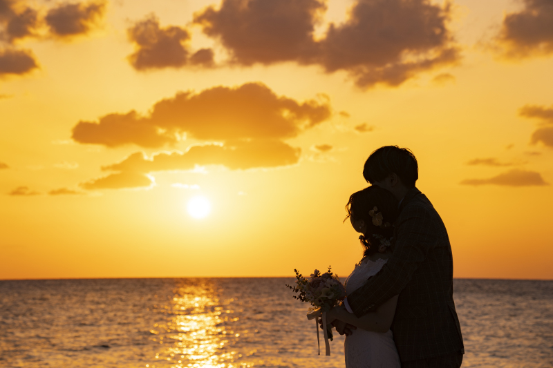 11【残波岬サンセット撮影】100カットプラン&基本セット込みドレス&プロヘアメイク付,土日祝追加料金不要でいつでも同じ安心料金