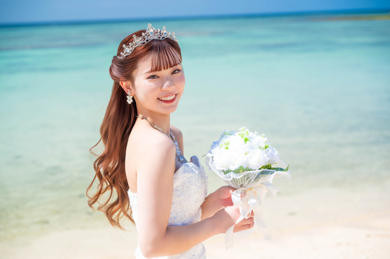 1【撮影日限定】【ビーチ撮影】ビーチ&グリーン撮影100カットプラン&基本セット込みドレス&プロヘアメイク付【追加料金なしで安心