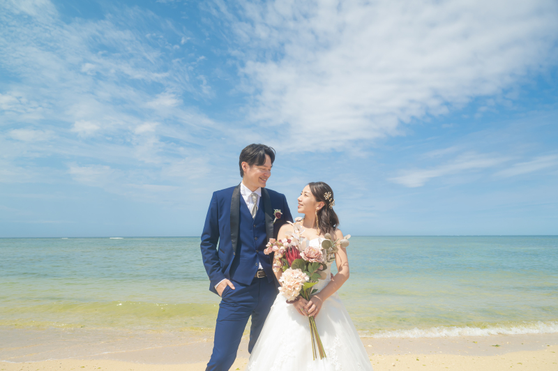 26【アルバム付きプラン】(沖縄本島)【ビーチフォト+ドローン撮影、120カット納品、基本セット込み,ドレス&プロヘアメイク付!