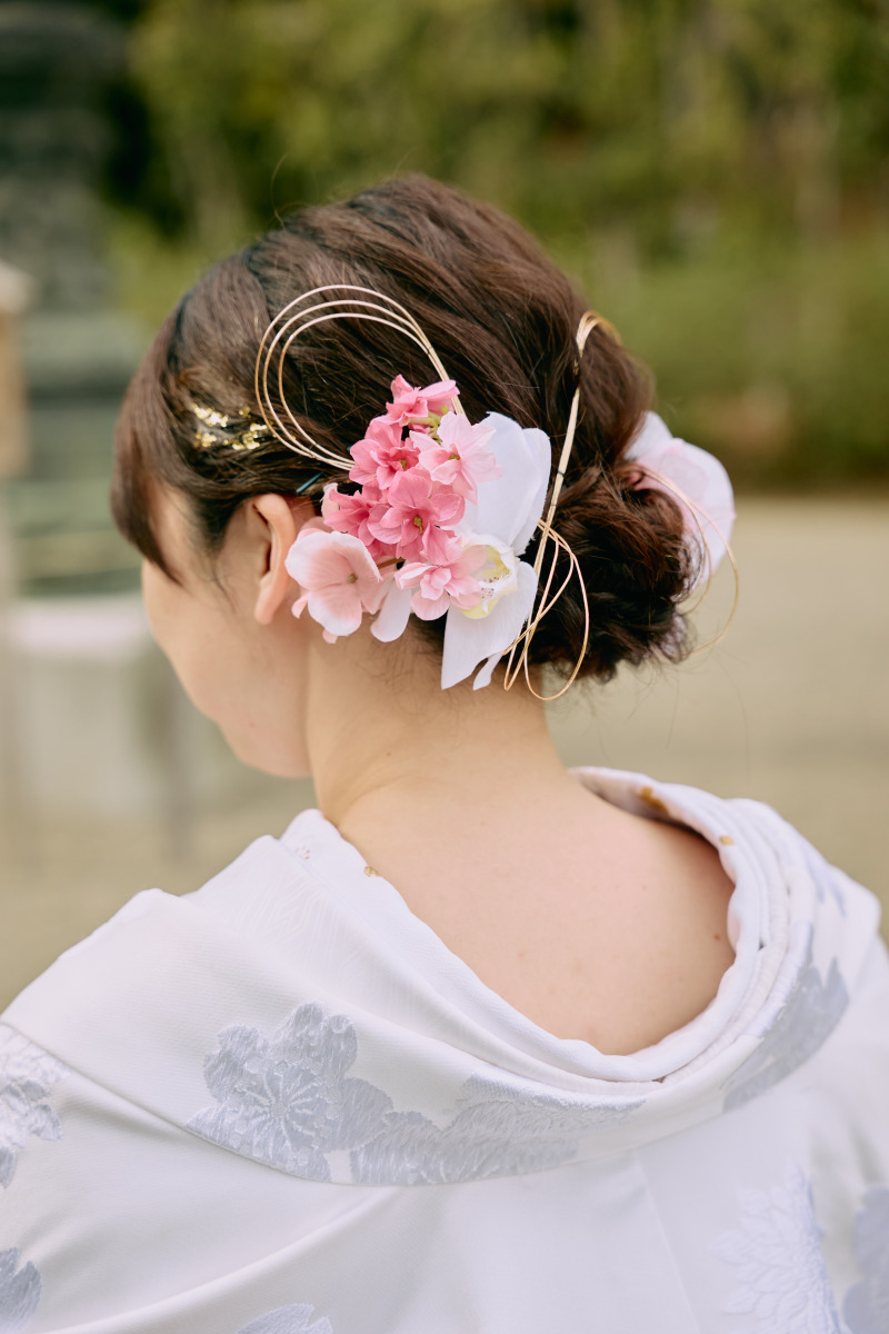 桜のロケーションに合わせてヘアスタイルも華やかに