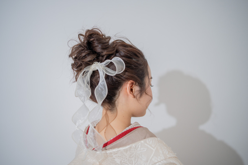 ヘアアクセは可愛らしくリボンをチョイス