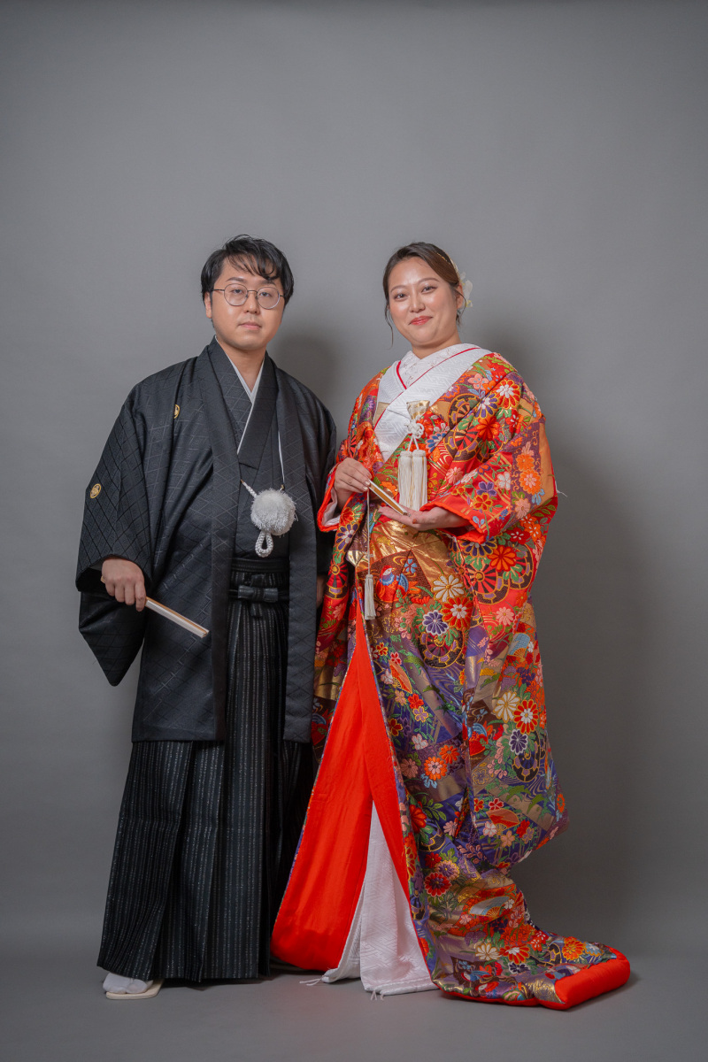 1着目は赤比翼に合わせて赤い色打掛で。