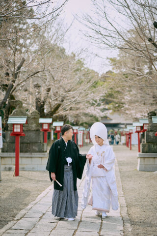 満開の桜の下で、家族だけのあたたかな神前式を