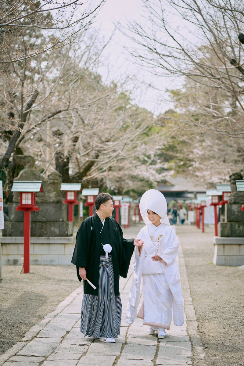 満開の桜の下で、家族だけのあたたかな神前式を