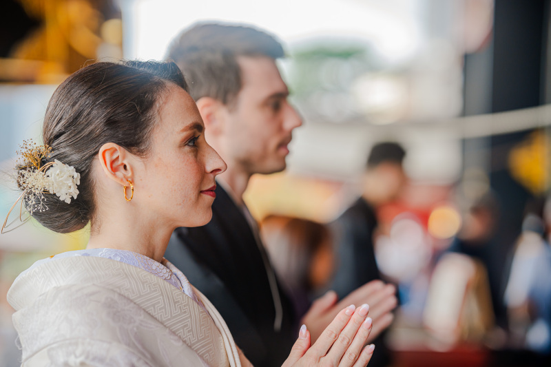 浅草寺でのお参りの様子