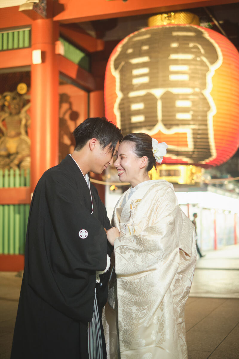 ライトアップされた雷門の前で♡