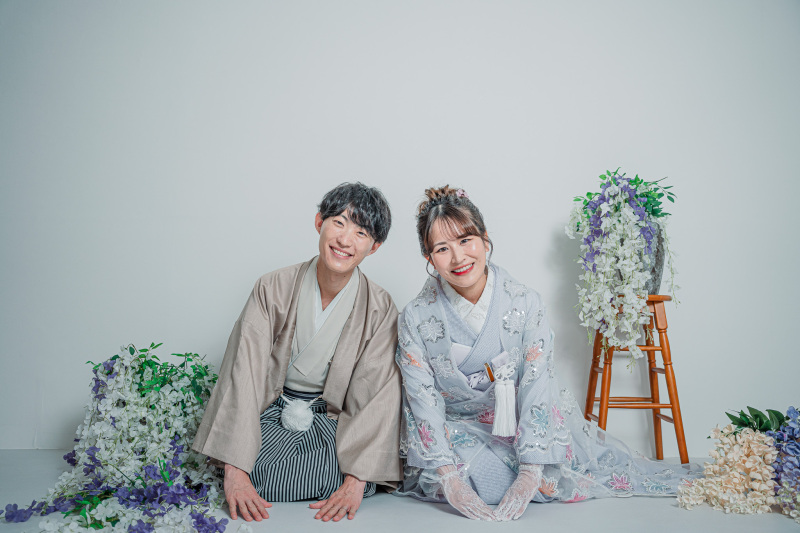 小物使いもパープルに合わせて配置