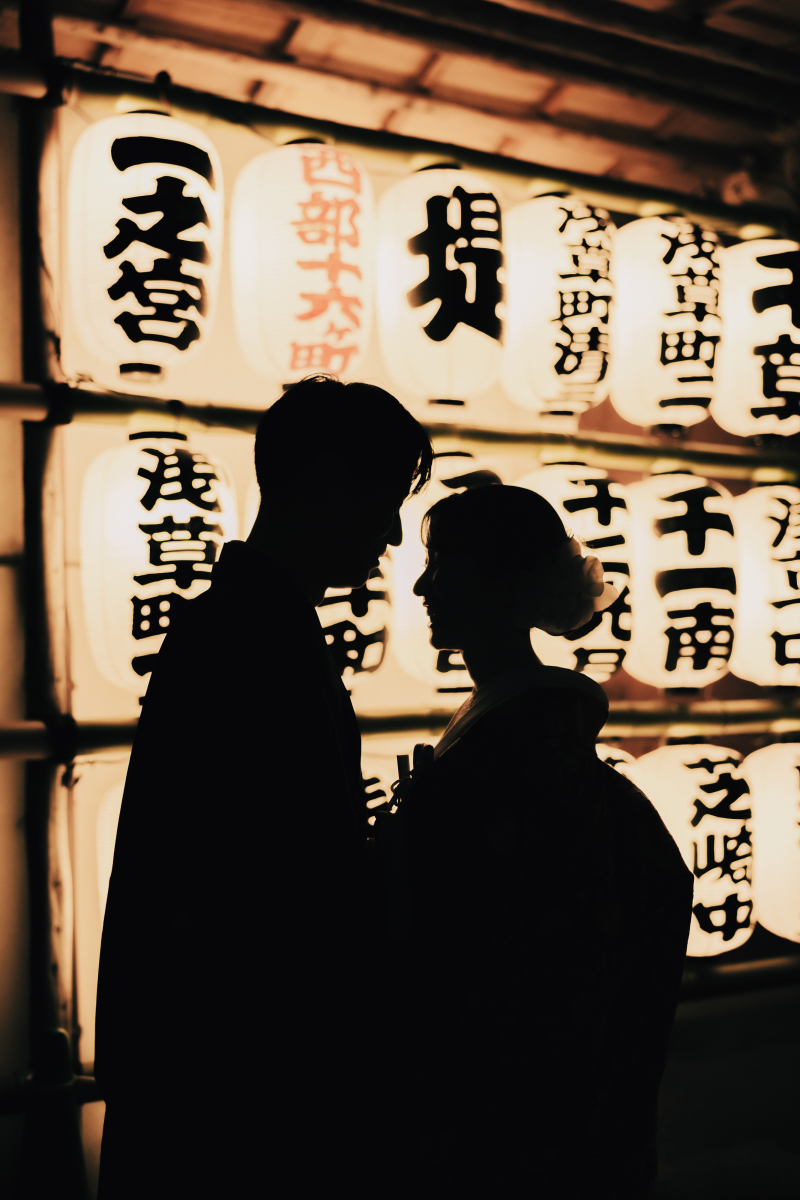 三社祭の前の撮影だったので、提灯の前で