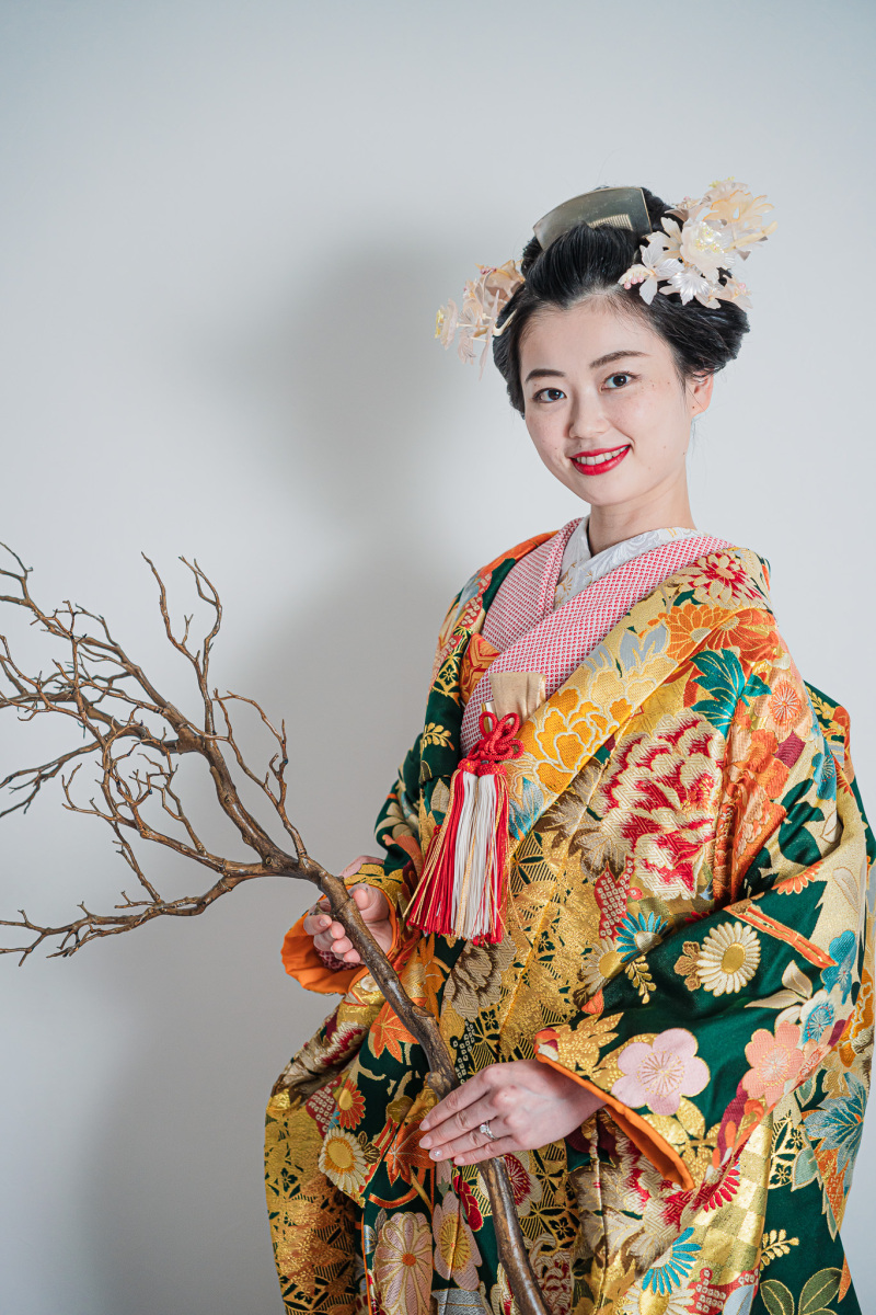 髪飾りは薄ピンクのかんざしで柔らかく