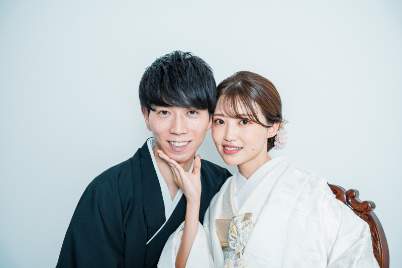 椅子に座ったポージングで