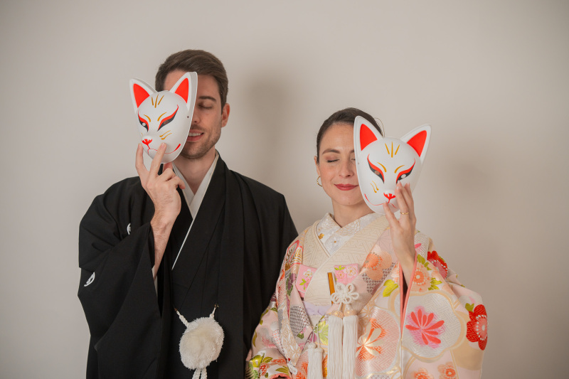 スタジオ撮影では淡いピンクの色打掛にて