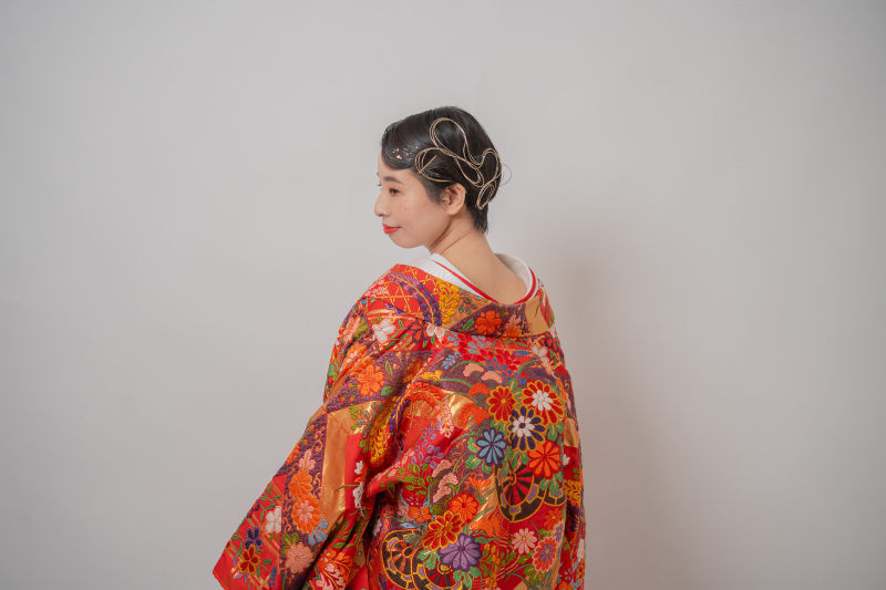 前髪ウェーブで古風でモダンな印象に