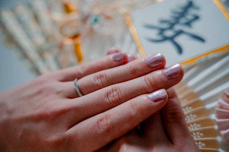 ネイルは落ち着いたデザインで