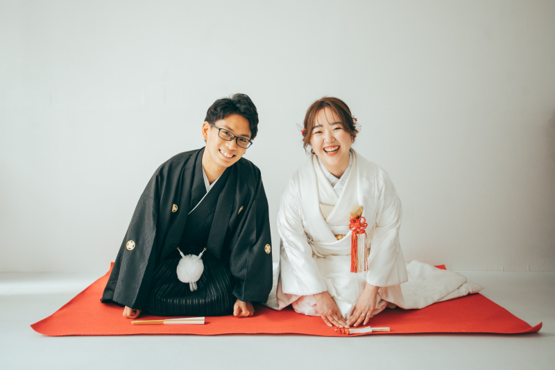 赤い絨毯で正座ポーズ