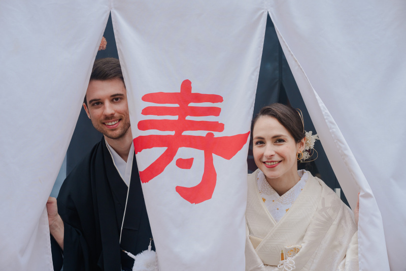 スタジオ前の「寿のれん」は自慢の撮影スポットです