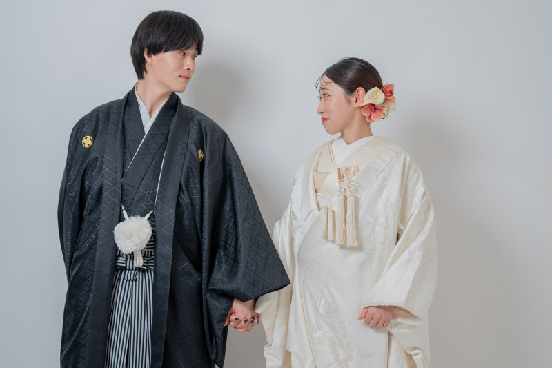 何気ない手繋ぎショットも絵になる