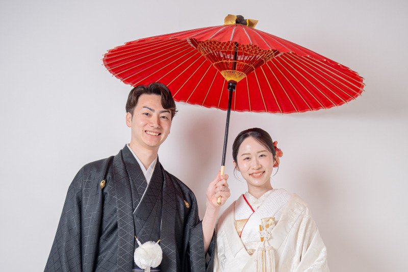 これぞ和装！真っ赤な番傘で主役気分を堪能