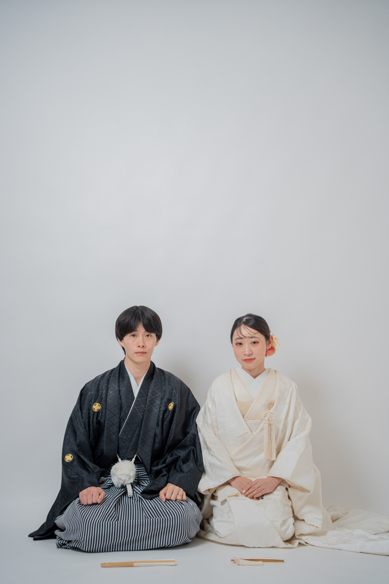 シンプルな背景での正座ショット