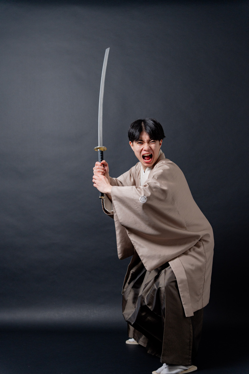 新郎もノリノリ！刀を使ったなりきりショット