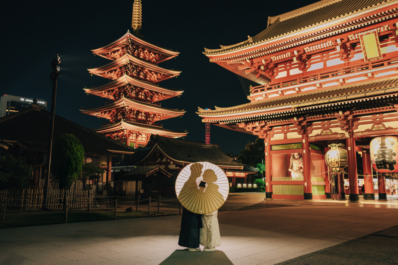 昼の活気も夜の幻想美も!時間帯で表情を変えるロケ