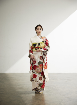 白琳派流水梅文様（中振袖）