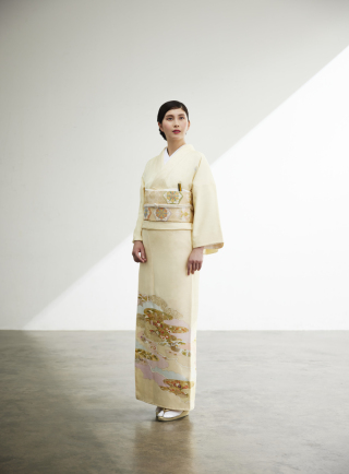 クリーム雲取りに御所車（色留袖）