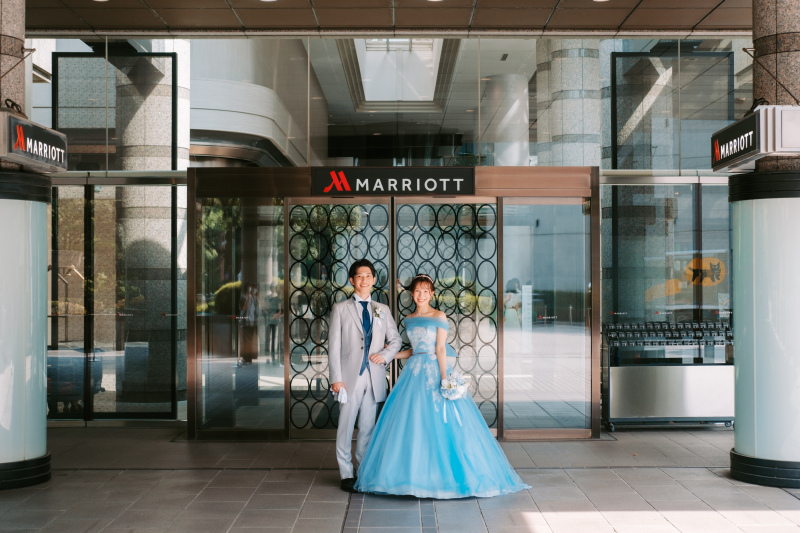 ホテルエントランスにて