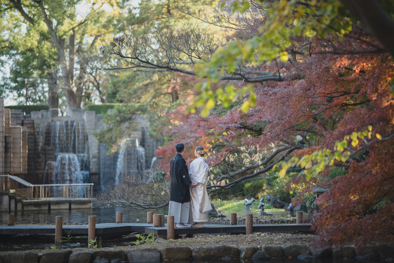 美しい紅葉とともに残す、白無垢の和装フォト