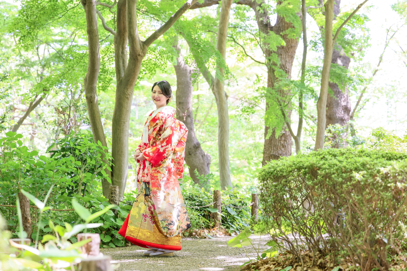 新緑に包まれる、凛とした花嫁姿
