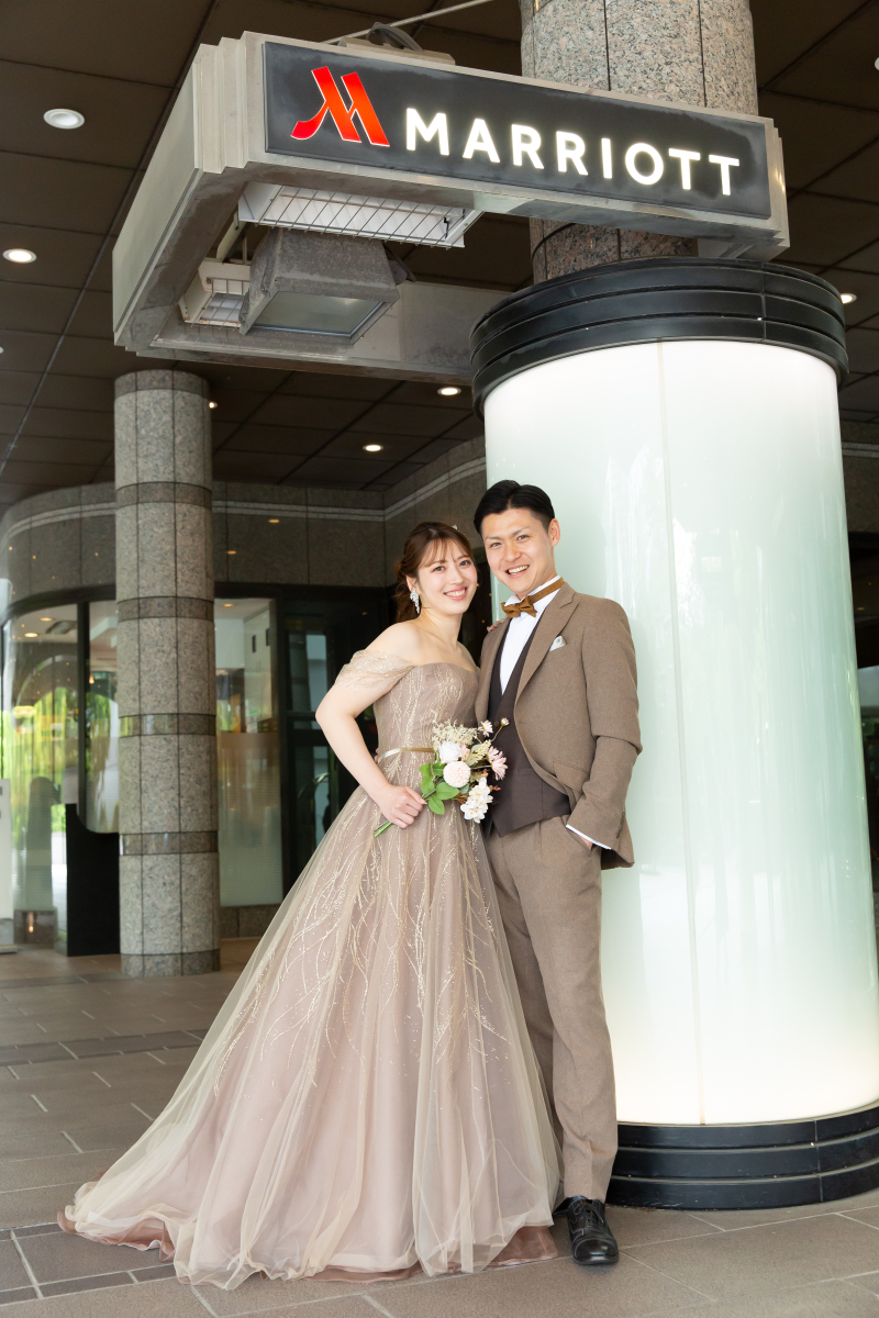 ホテルエントランスにて