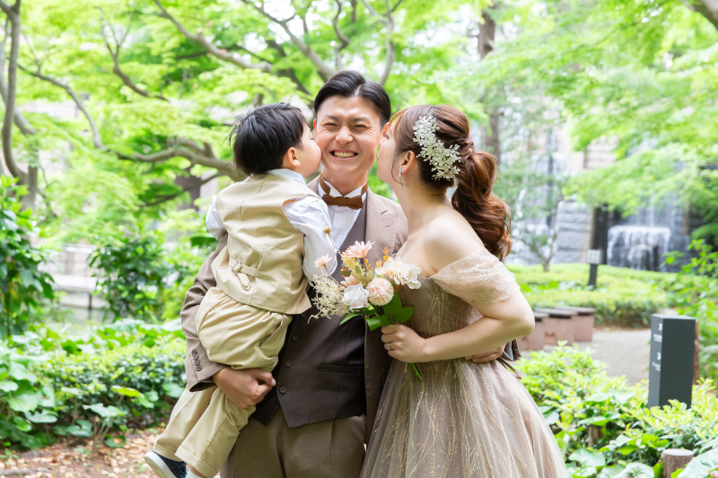 新緑の庭園でドレス2着のファミリーフォト！