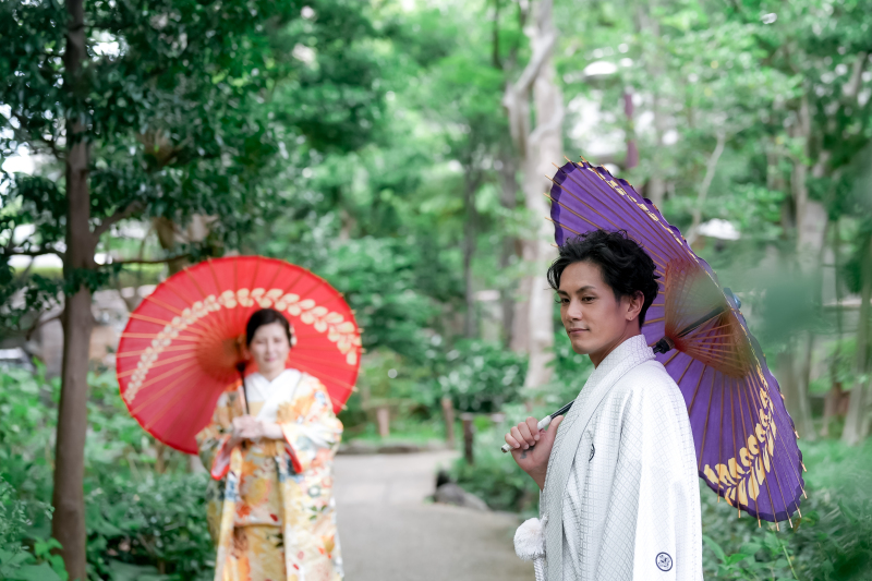番傘が引き立てる凛とした和装の佇まい